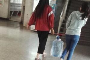 閨蜜新做了齊耳短髮，又穿了條背帶褲