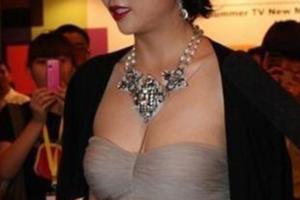 37歲殷桃穿衣大膽，深V裸色讓網友們捏一把汗！