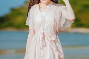 除了穿高跟鞋，選擇一款高腰裙也能輕鬆穿出高挑氣質