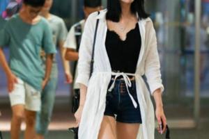 街拍：大學生校園外的時尚穿搭，網友：現在的女大學生真敢穿