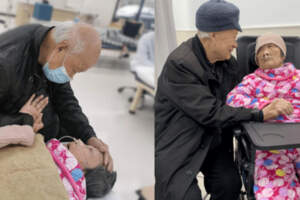                         比小情侶還甜！91歲阿公照顧中風妻「小本本寫滿深情」　每晚「握手哄睡」家務全包：她為我犧牲很多                    