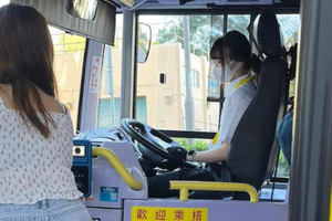搭公車一抬頭「被仙女司機電到」側拍照瘋傳　網見1亮點驚：不簡單