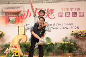 從族服到公主抱！市長獎頒獎感動全場 黃偉哲笑迎挑戰與學生同框留青春
