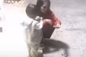 誤將摔炮當成糖果！小孩塞進嘴裡吃「瞬間爆炸」