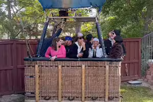 在家看電視突傳敲門聲！開門驚見後院降下「13人熱氣球」　屋主傻眼：這啥情況