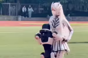 有自我意識？機器人表演突「狂抱女學生不放」　專家揭原因