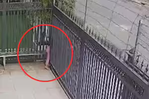 沒發現鐵門關上了 女童被夾緊下場曝 沒發現鐵門關上了 女童被夾緊下場曝