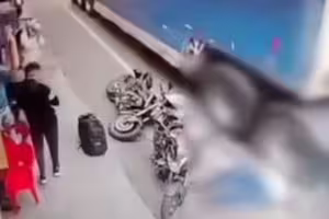 被機車絆倒 騎士遭聯結車輾過 被機車絆倒 騎士遭聯結車輾過