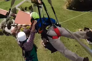 玩滑翔翼出包 男高空撐2分鐘摔落慘了 玩滑翔翼出包 男高空撐2分鐘摔落慘了