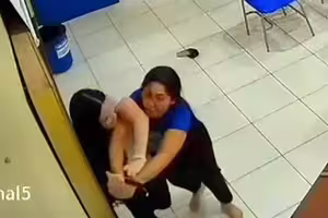 不滿意考卷成績 女學生突拔刀朝師猛刺 不滿意考卷成績 女學生突拔刀朝師猛刺