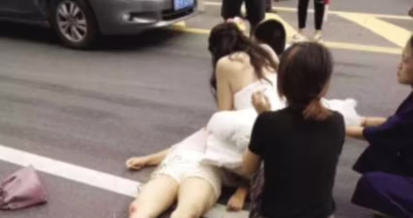 身上還穿著婚紗！她急跳車幫阿嬤「跪地CPR」　「最美新娘」身分曝光