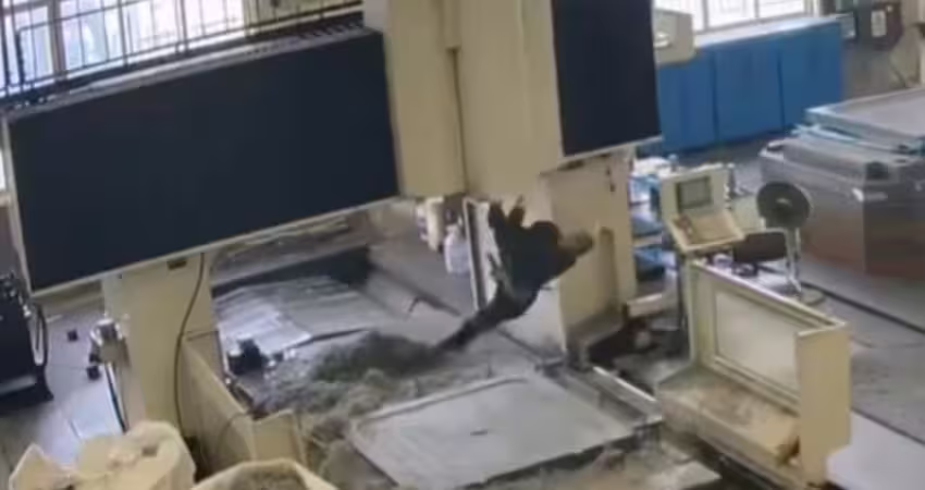 影／嚴重工安意外！工人被龍門銑床捲入　瞬間騰空高速狂轉