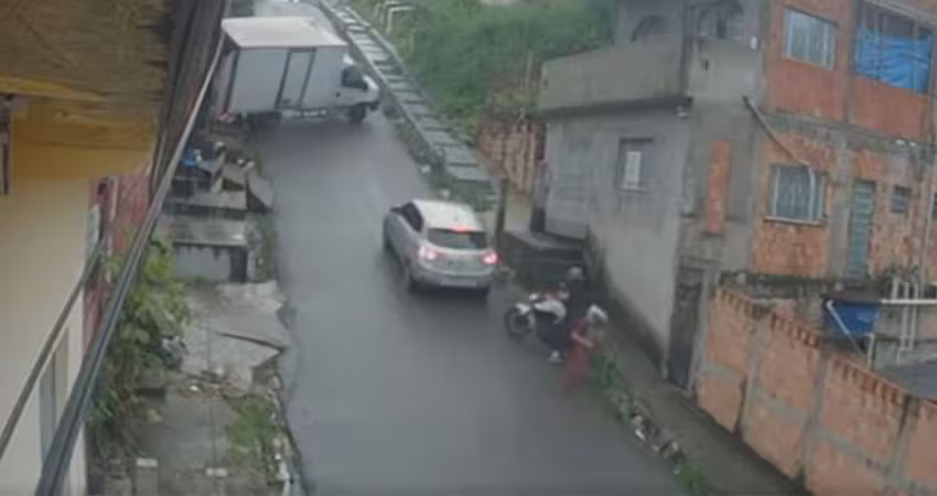 貨車突滑下坡翻覆　乘客拋車外「1神反應」躲過車廂重壓