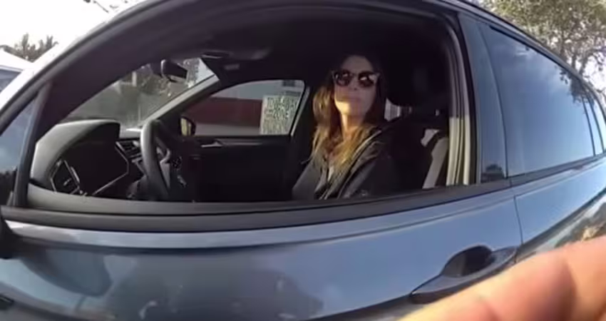 警抓開車「右手滑手機」　她「一舉右手」尷尬了！傻眼結局曝