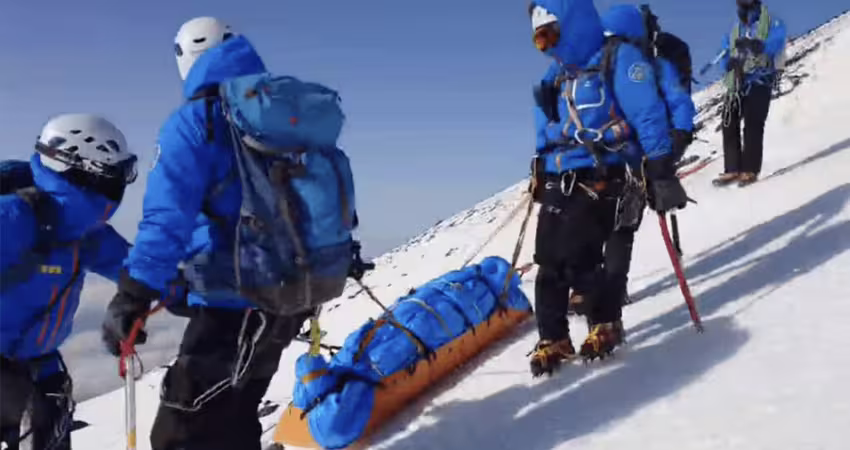 硬闖封山富士山　中國留學生下場慘了