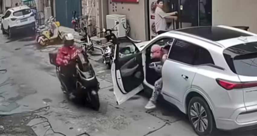 女駕駛突「開門殺」　遭機車騎士「關門反殺」慘了