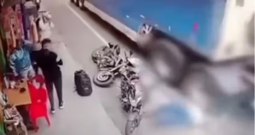 被機車絆倒　騎士遭聯結車輾過