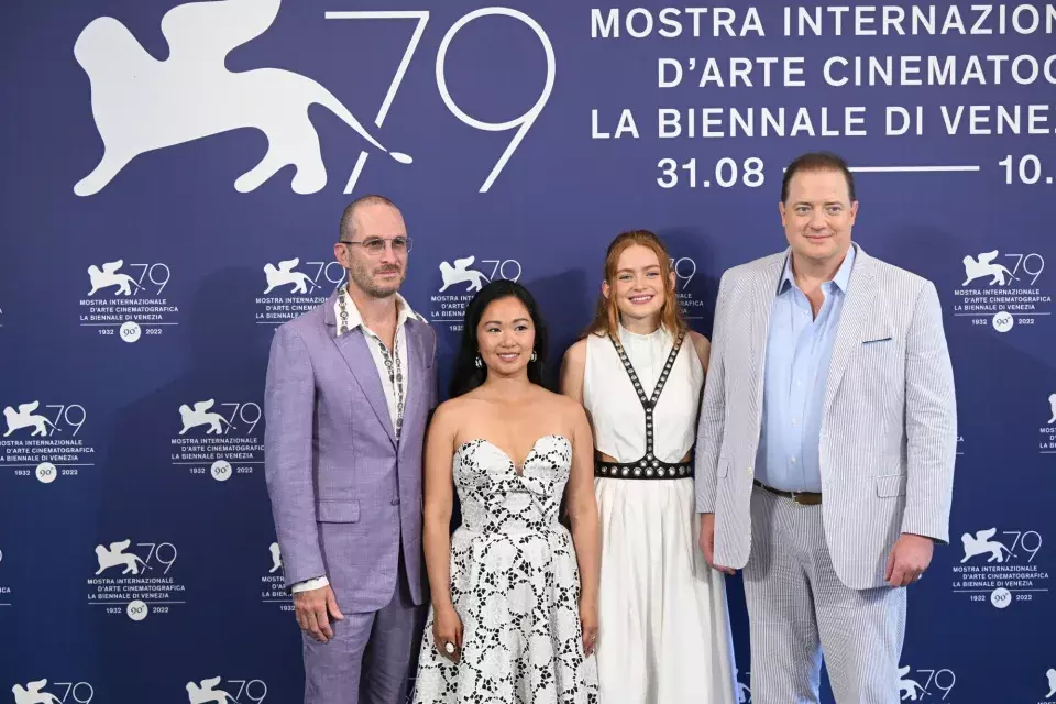 《鯨》導演戴倫艾洛諾夫斯基（左起）以及演員周洪、莎蒂辛克、布蘭登費雪。（圖／Getty）