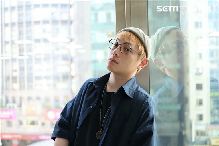 邱振哲2020年突宣布「暫別」歌壇,直到今年8/20生日當天才發行新單曲〈反正〉復出。(圖/記者鄭孟晃攝影) 邱振哲2020年突宣布「暫別」歌壇,直到今年8/20生日當天才發行新單曲〈反正〉復出。(圖/記者鄭孟晃攝影)
