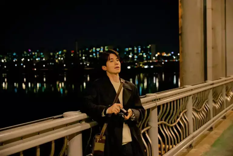 ▲李棟旭主演的新電影《首爾單身日記》將在台上映,42歲的李棟旭自曝仍想結婚生子,還藉機徵婚笑說「婚後家事由我包辦」。(圖/車庫娛樂提供) ▲李棟旭主演的新電影《首爾單身日記》將在台上映,42歲的李棟旭自曝仍想結婚生子,還藉機徵婚笑說「婚後家事由我包辦」。(圖/車庫娛樂提供)