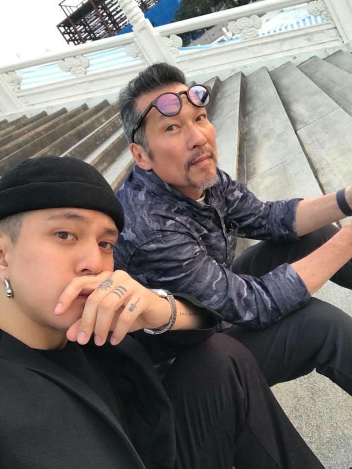 黃遠(前)跟隨父親腳步進入演藝圈。(圖/翻攝自黃遠臉書) 黃遠(前)跟隨父親腳步進入演藝圈。(圖/翻攝自黃遠臉書)
