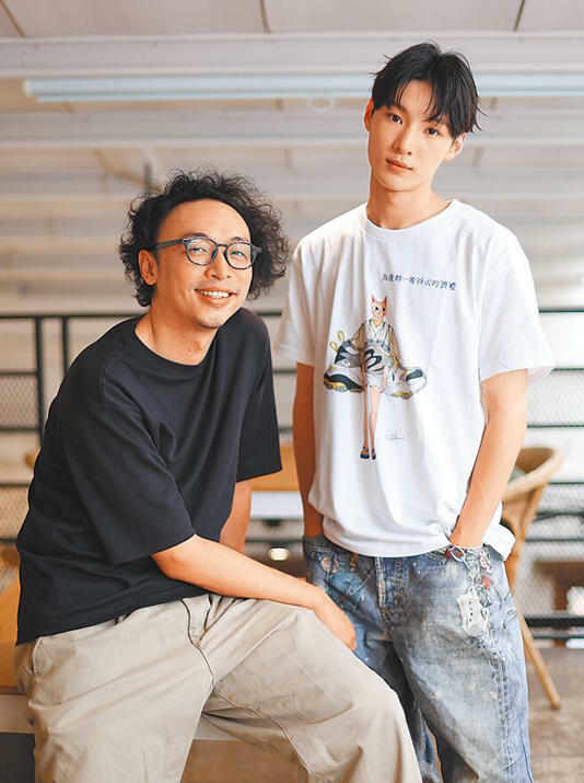 導演游翰庭(左)和演員楊卓叡合體宣傳新片《為我辦一場西式的喪禮》。(陳俊吉攝) 導演游翰庭(左)和演員楊卓叡合體宣傳新片《為我辦一場西式的喪禮》。(陳俊吉攝)