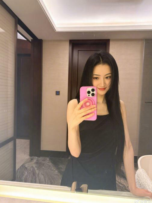 景甜釋出一系列美照。(圖/翻攝自微博) 景甜釋出一系列美照。(圖/翻攝自微博)