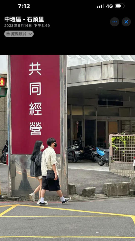 有網友PO出大書和女生走路的照片。(圖/翻攝自Dcard) 有網友PO出大書和女生走路的照片。(圖/翻攝自Dcard)