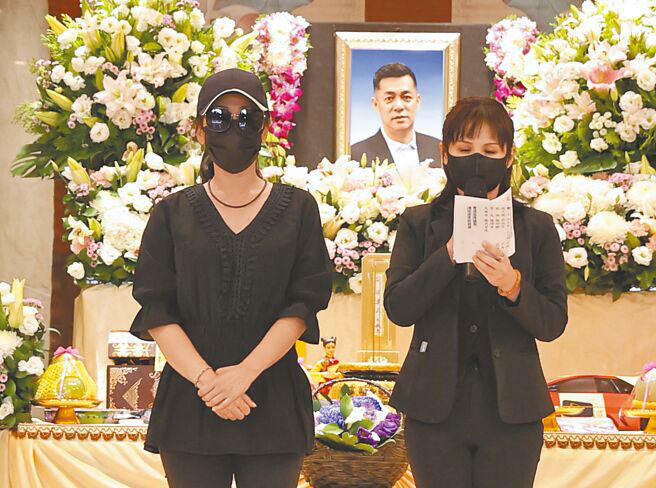 汪建民的妹妹(左)親自操刀哥哥的告別式,代表家屬跟媒體致意。(陳俊吉攝) 汪建民的妹妹(左)親自操刀哥哥的告別式,代表家屬跟媒體致意。(陳俊吉攝)
