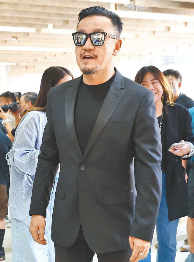 陳為民13日親自到汪建民靈堂送他最後一程。(陳俊吉攝) 陳為民13日親自到汪建民靈堂送他最後一程。(陳俊吉攝)