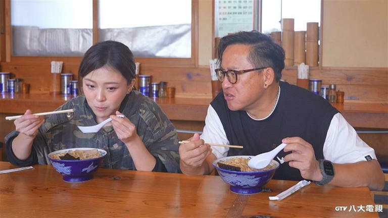 詹姆士(右)、卓文萱(左)品嚐每日限量的山形拉麵。(圖/八大提供) 詹姆士(右)、卓文萱(左)品嚐每日限量的山形拉麵。(圖/八大提供)