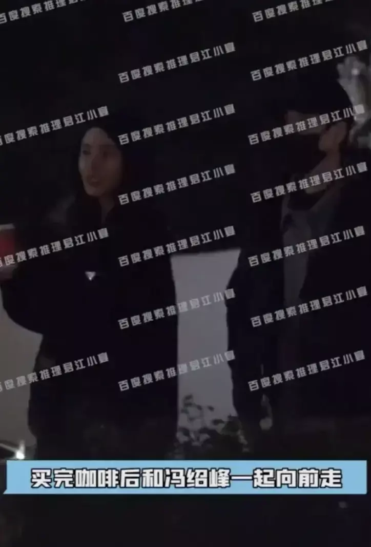 ▲馮紹峰(右)被目擊與新歡(左)在深夜逛街散步,雙方互動親密。(圖/推理君江小宴微博) ▲馮紹峰(右)被目擊與新歡(左)在深夜逛街散步,雙方互動親密。(圖/推理君江小宴微博)