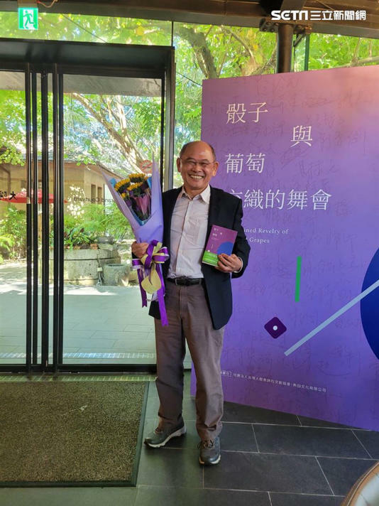 裕隆汽車副董事長姚振祥,一位從理性精密的工程師轉變為浪漫感性的詩人,新詩集《骰子與葡萄交織的舞會》今(1)日發表。(圖/記者李宜樺攝影) 裕隆汽車副董事長姚振祥,一位從理性精密的工程師轉變為浪漫感性的詩人,新詩集《骰子與葡萄交織的舞會》今(1)日發表。(圖/記者李宜樺攝影)