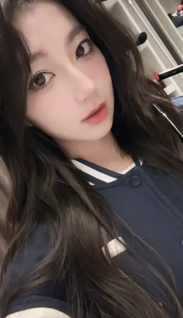 ▲一粒將瀏海撥到一旁,多了一分成熟感。(圖/一粒IG) ▲一粒將瀏海撥到一旁,多了一分成熟感。(圖/一粒IG)