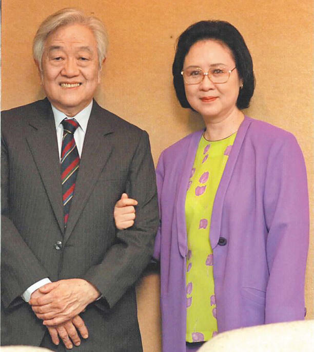 86歲知名作家瓊瑤,4日下午被發現於新北市淡水住處去世,書房桌上留一封信。圖為瓊瑤與先生平鑫濤合影。(本報資料照片)全國各縣市安心專線1925 86歲知名作家瓊瑤,4日下午被發現於新北市淡水住處去世,書房桌上留一封信。圖為瓊瑤與先生平鑫濤合影。(本報資料照片)全國各縣市安心專線1925