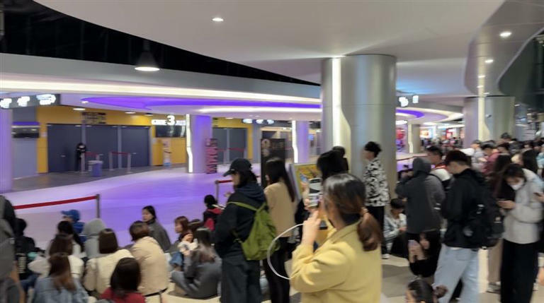 周杰倫演唱會場外聚集不少買不到票的粉絲。(圖/記者王意馨攝影) 周杰倫演唱會場外聚集不少買不到票的粉絲。(圖/記者王意馨攝影)
