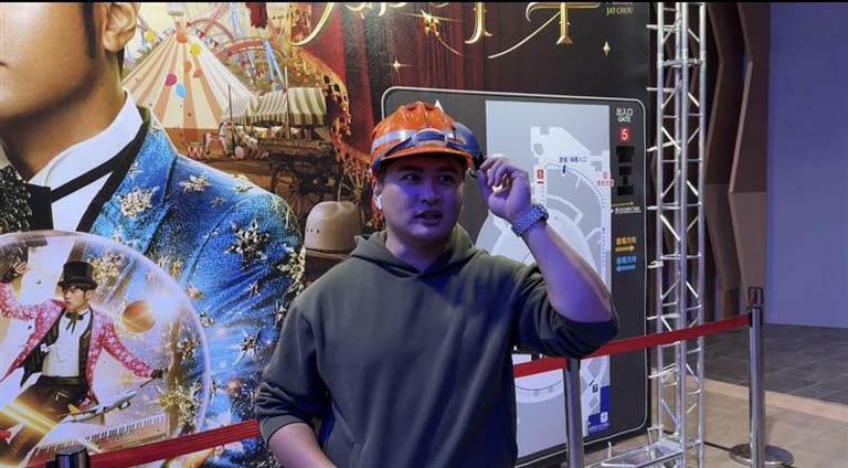 許姓男粉絲戴著工地安全帽,表示今天要準備來爬下水道。(圖/記者王意馨攝影) 許姓男粉絲戴著工地安全帽,表示今天要準備來爬下水道。(圖/記者王意馨攝影)