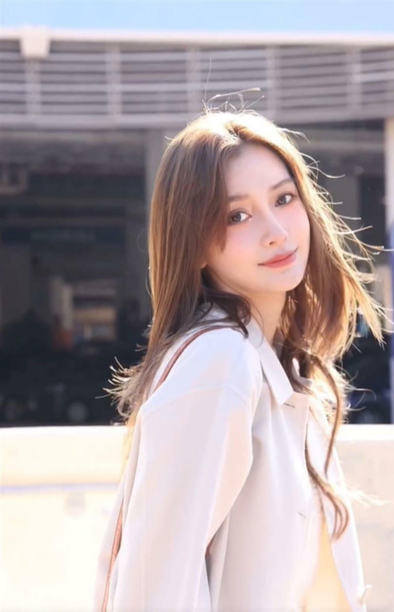 Angelababy回眸的絕美狀態吸引眾多網友朝聖。(圖/翻攝自微博) Angelababy回眸的絕美狀態吸引眾多網友朝聖。(圖/翻攝自微博)
