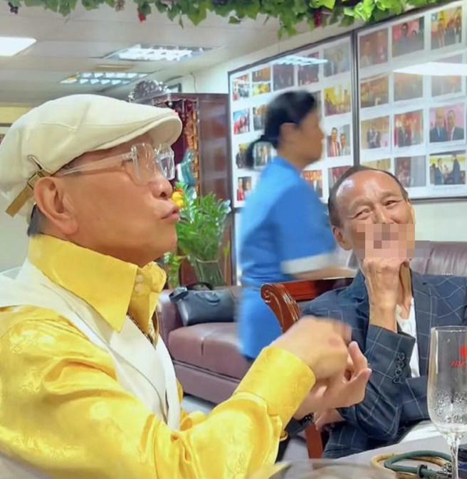 陳惠敏在席間吞雲吐霧,似乎不在意曾罹患過肺癌。(圖/網路截圖) 陳惠敏在席間吞雲吐霧,似乎不在意曾罹患過肺癌。(圖/網路截圖)