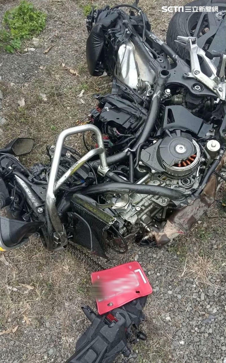 重機因強大撞擊力道嚴重變形,連後輪都噴飛,陳男送醫不治,家屬心痛在雨中招魂。(圖/死者親友提供) 重機因強大撞擊力道嚴重變形,連後輪都噴飛,陳男送醫不治,家屬心痛在雨中招魂。(圖/死者親友提供)