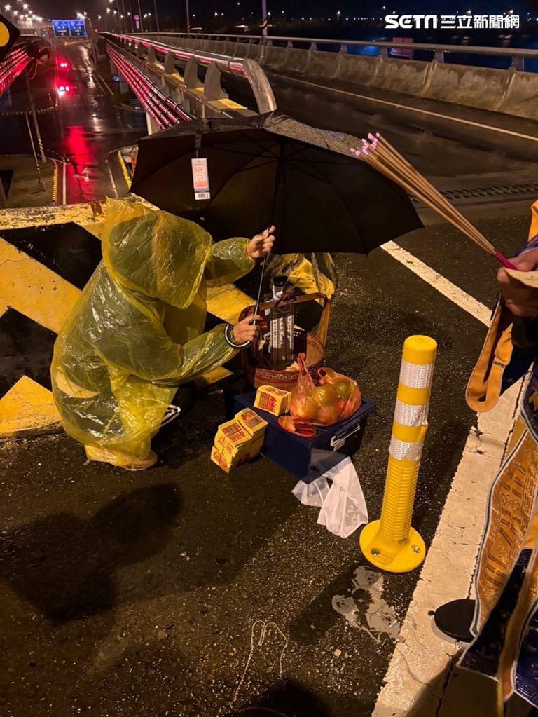 重機因強大撞擊力道嚴重變形,連後輪都噴飛,陳男送醫不治,家屬心痛在雨中招魂。(圖/死者親友提供) 重機因強大撞擊力道嚴重變形,連後輪都噴飛,陳男送醫不治,家屬心痛在雨中招魂。(圖/死者親友提供)