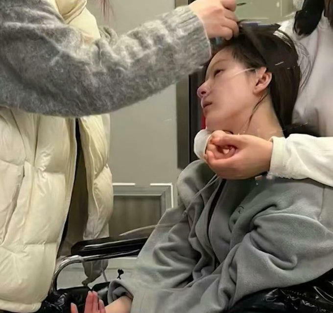 根據流出的醫院畫面,趙露思被送往醫院時虛弱無力,鼻插氧氣管,面色蒼白,身體蜷縮成一團。助理一邊為她蓋上圍巾,一邊推著輪椅,陪同她進入急診室。 圖:擷自X帳號@gangxinglushang 根據流出的醫院畫面,趙露思被送往醫院時虛弱無力,鼻插氧氣管,面色蒼白,身體蜷縮成一團。助理一邊為她蓋上圍巾,一邊推著輪椅,陪同她進入急診室。 圖:擷自X帳號@gangxinglushang
