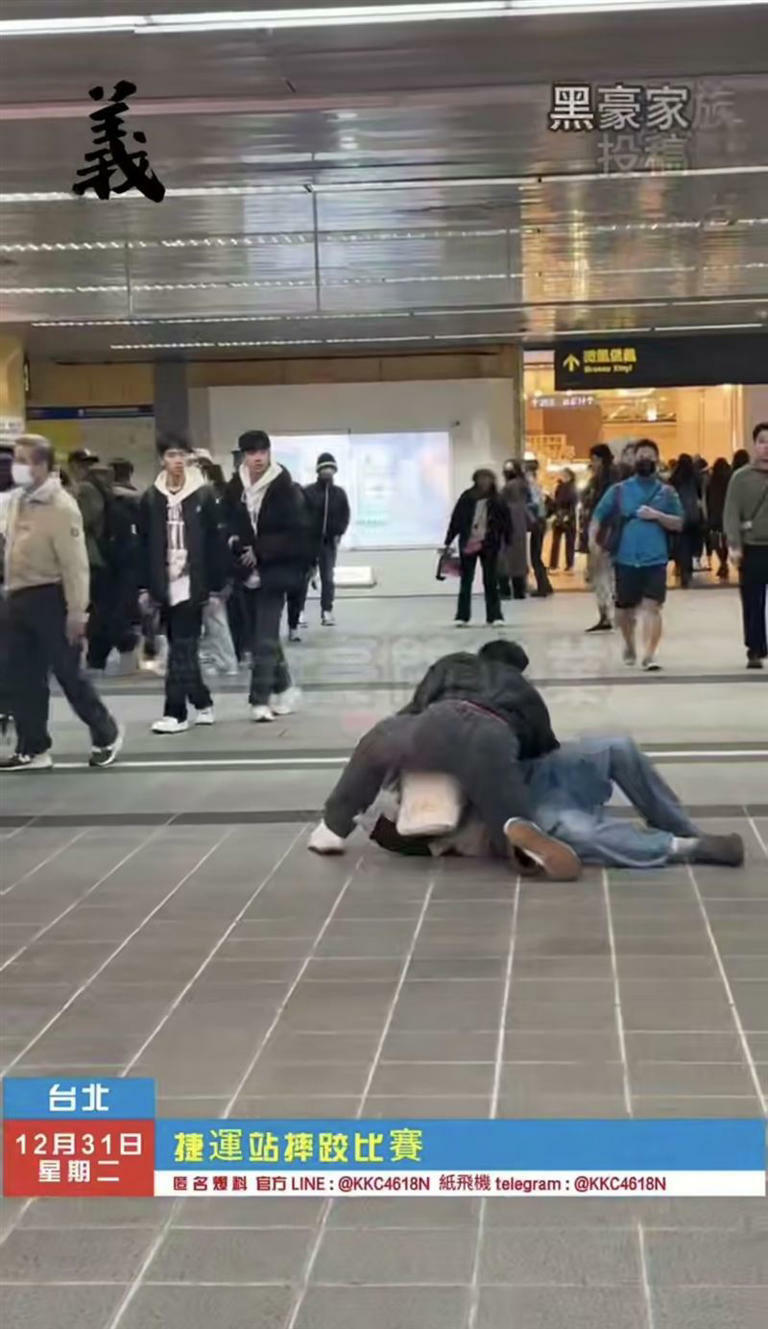 廖男因偷拍女子照片遭到過肩摔壓制在地。(圖/翻攝自黑色豪門企業) 廖男因偷拍女子照片遭到過肩摔壓制在地。(圖/翻攝自黑色豪門企業)