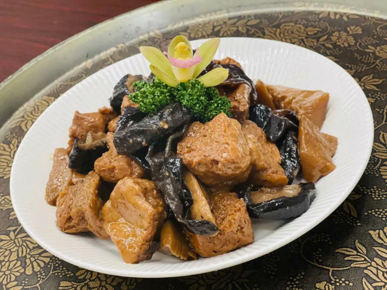 一姐成名菜「滷烤麩」源自上海名菜,製作時先將烤麩泡軟,再放入滾水汆燙,去除豆腥及油耗味,經過油炸後再進行滷製。(圖:邱素惠提供) 一姐成名菜「滷烤麩」源自上海名菜,製作時先將烤麩泡軟,再放入滾水汆燙,去除豆腥及油耗味,經過油炸後再進行滷製。(圖:邱素惠提供)