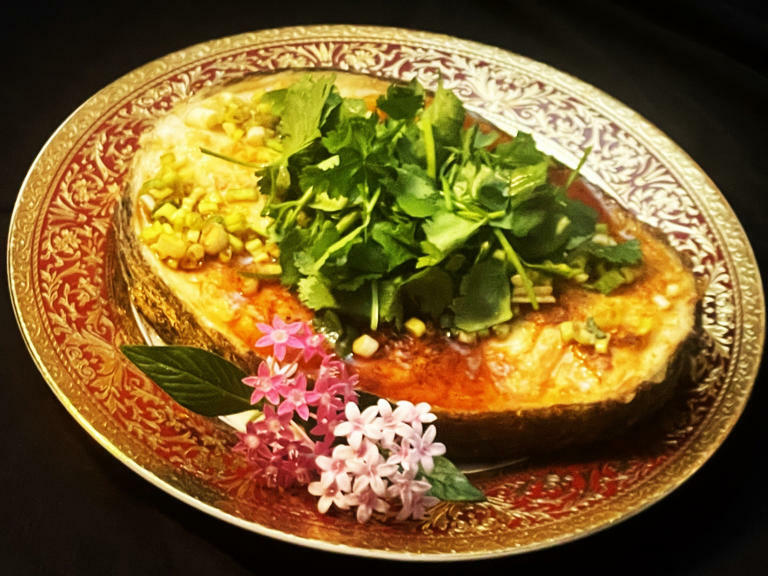 「香煎圓鱈」拍上一層薄粉,入鍋不再放油,憑藉圓鱈自有油脂煎製,外層煎到有點「恰恰」風味最佳。(圖:邱素惠提供) 「香煎圓鱈」拍上一層薄粉,入鍋不再放油,憑藉圓鱈自有油脂煎製,外層煎到有點「恰恰」風味最佳。(圖:邱素惠提供)