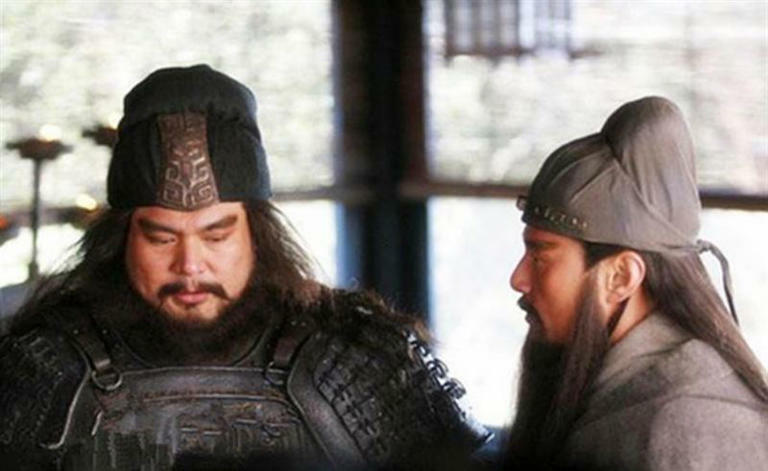 張飛(左)被關羽訓斥怎麼可以把大嫂留在城裡,羞愧到想要自刎。(影視圖/翻攝自百度百科) 張飛(左)被關羽訓斥怎麼可以把大嫂留在城裡,羞愧到想要自刎。(影視圖/翻攝自百度百科)