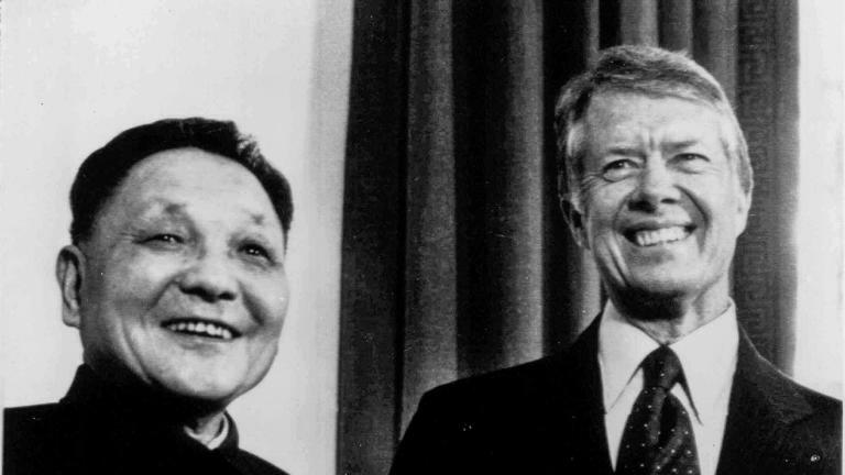 1979年中國副總理鄧小平訪問美國,在白宮橢圓形辦公室與卡特(Jimmy Carter)總統會晤。(資料照,AP) 1979年中國副總理鄧小平訪問美國,在白宮橢圓形辦公室與卡特(Jimmy Carter)總統會晤。(資料照,AP)