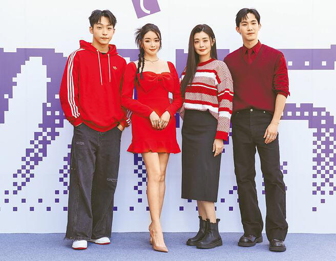 亮曦(左起)、成語蕎、夏如芝、楊鎮11日一身喜氣造型出席伊林娛樂新春開工團拜。(陳俊吉攝) 亮曦(左起)、成語蕎、夏如芝、楊鎮11日一身喜氣造型出席伊林娛樂新春開工團拜。(陳俊吉攝)