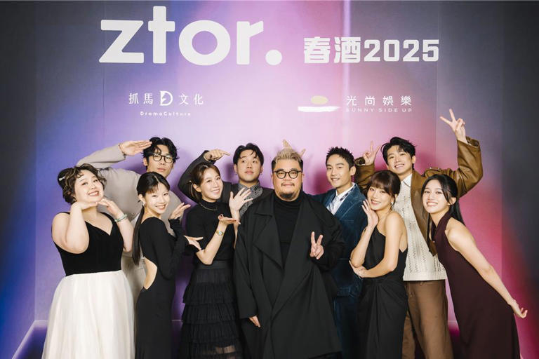 抓馬文化董事總經理謝國豪Kevin(中)與旗下藝人方志友、大鶴、大文、王上菲等人合影。 抓馬文化提供 抓馬文化董事總經理謝國豪Kevin(中)與旗下藝人方志友、大鶴、大文、王上菲等人合影。 抓馬文化提供