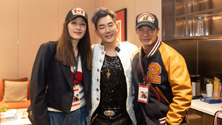 任賢齊(中)開心曬出和任達華夫妻的合照。(圖/翻攝自任賢齊微博) 任賢齊(中)開心曬出和任達華夫妻的合照。(圖/翻攝自任賢齊微博)